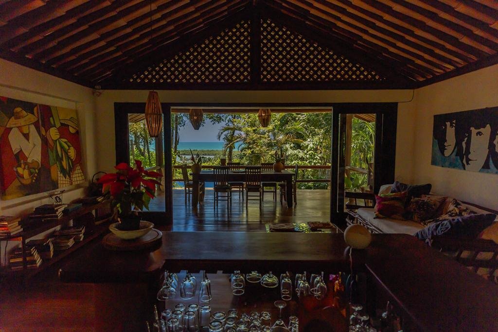 Sala integrada à varanda com vista para o mar