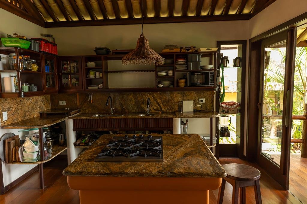 Cozinha com madeira e pedra natural
