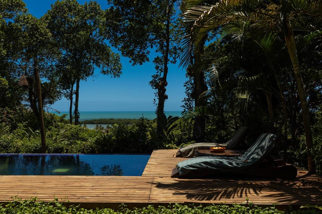 Piscina cercada pela mata com vista para o mar em Santo André, Bahia