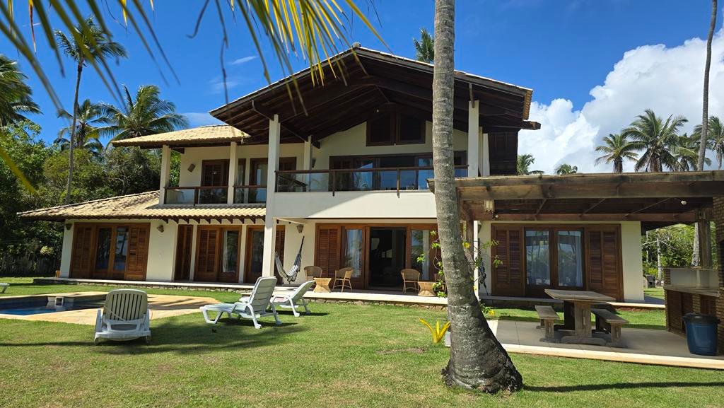 Casa com jardim e coqueiros no Guaiú