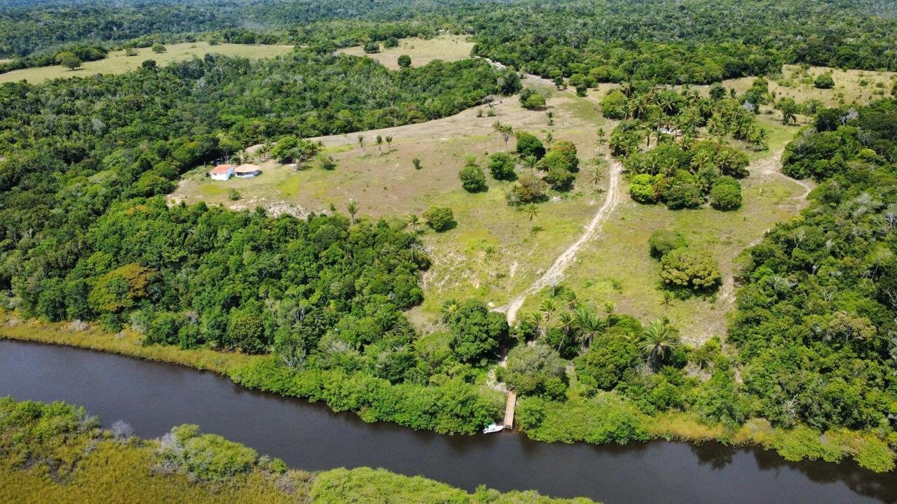 Vista aérea de propriedade entre o rio e a mata