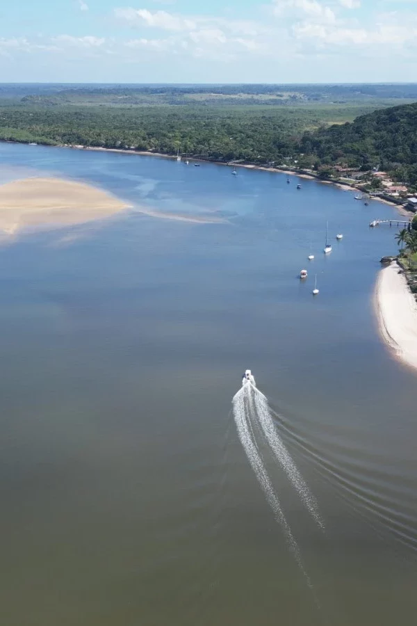 Encontro do rio com o mar em Santo André, Bahia